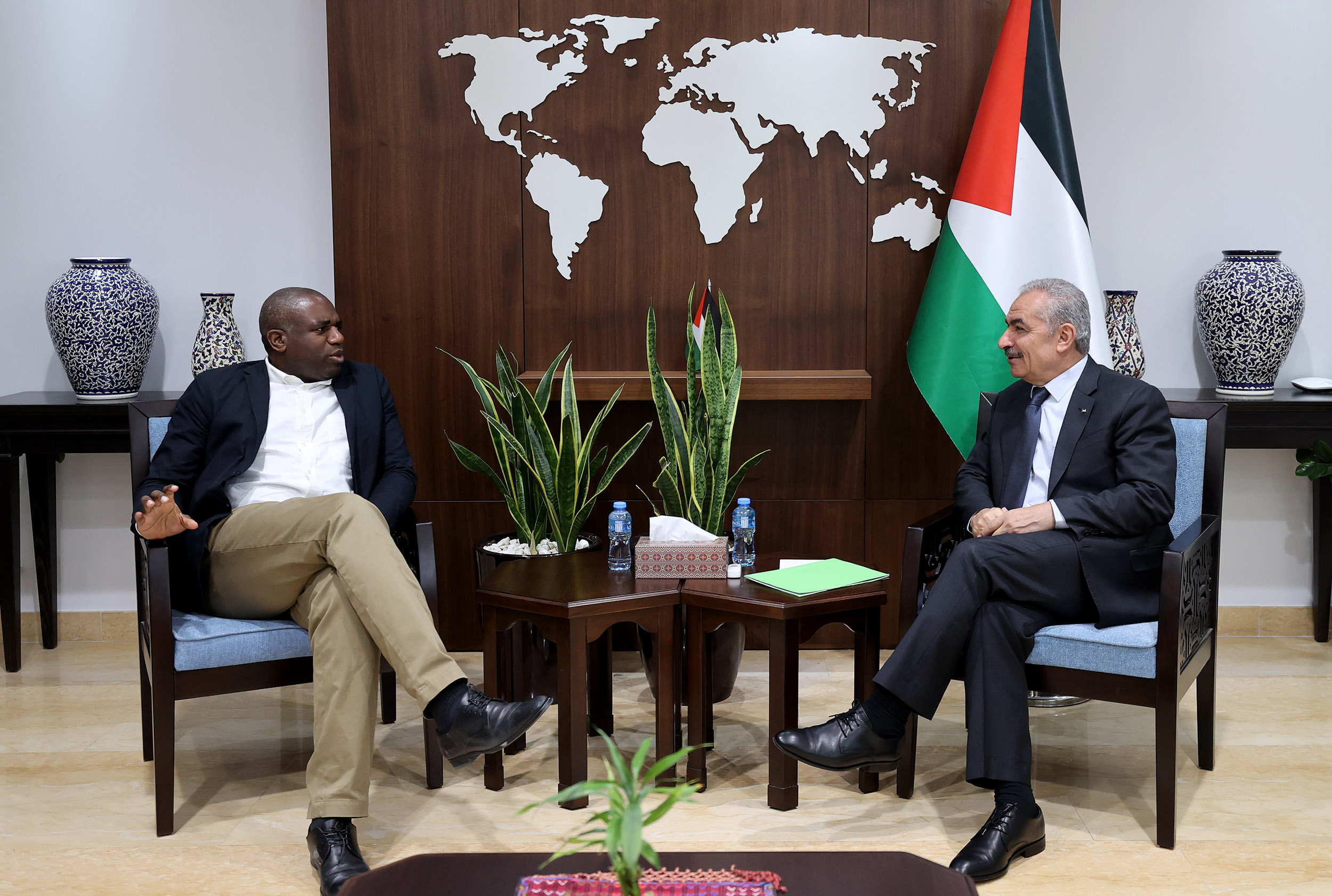 رئيس الوزراء يستقبل البرلماني البريطاني ديفيد لامي.